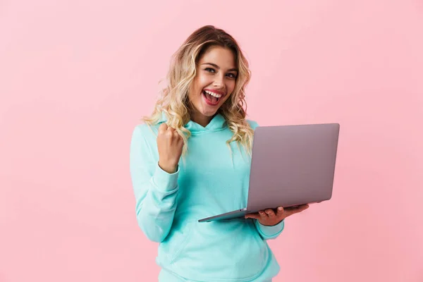 Imagem Menina Feliz 20S Sorrindo Segurando Laptop Prata Isolado Sobre — Fotografia de Stock