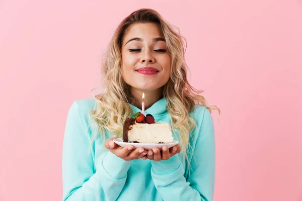 Foto Menina Divertida Roupas Básicas Segurando Pedaço Bolo Aniversário Com — Fotografia de Stock