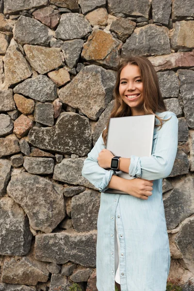 Χαμογελαστός Νεαρός Εφηβικό Κορίτσι Στέκεται Εξωτερικούς Χώρους Κρατώντας Φορητό Υπολογιστή — Φωτογραφία Αρχείου