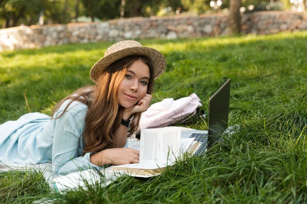 Pretty Young Teenage Girl Laying Grass Park Studying Laptop Books — Stock Photo, Image