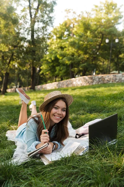 Jovem Alegre Adolescente Deitada Uma Grama Parque Estudando Com Laptop — Fotografia de Stock