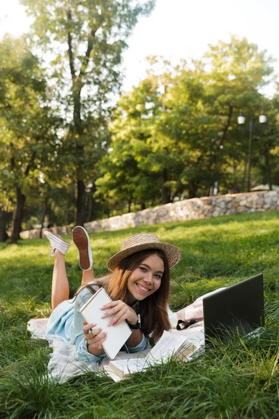 Atractiva Joven Adolescente Tendida Una Hierba Parque Estudiando Con Computadora — Foto de Stock