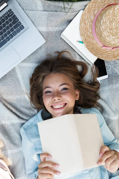 Вид Сверху Счастливую Молодую Девушку Подростка Лежащую Одеяле Ноутбуком Книгой — стоковое фото