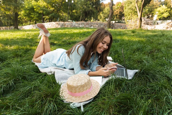 Sorrindo Jovem Adolescente Deitada Uma Grama Parque Estudando Com Laptop — Fotografia de Stock