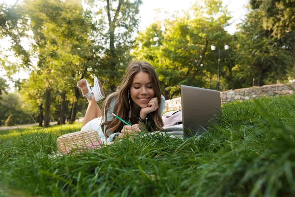 Smiling Young Teenage Girl Laying Grass Park Studying Laptop Books — Stock Photo, Image