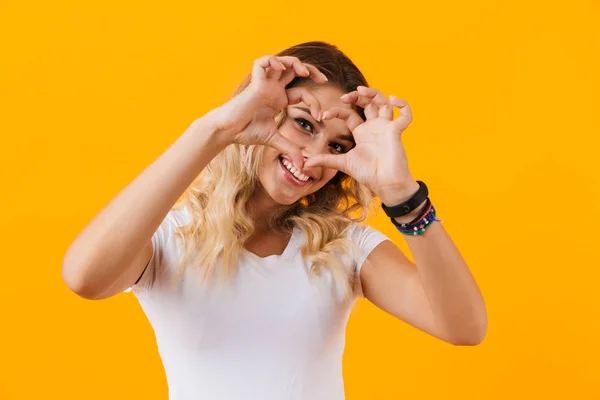 Imagem Jovem Mulher Sorrindo Mostrando Forma Coração Com Dedos Isolados — Fotografia de Stock