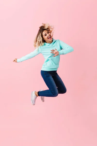 Imagen Completa Mujer Alegre Ropa Básica Saltando Riendo Aislado Sobre — Foto de Stock