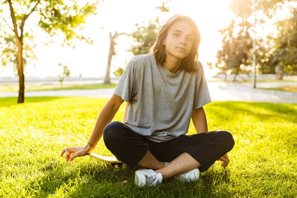 Immagine Bel Giovane Ragazzo Seduto All Aperto Nel Parco Sulla — Foto Stock