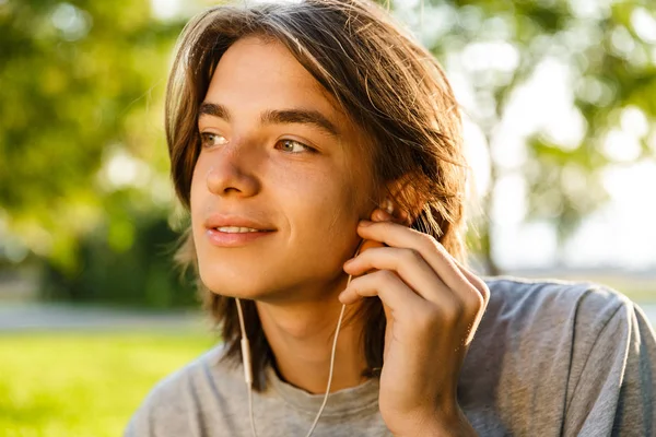 Bild Glada Ung Kille Lyssnar Musik Med Hörlurar Parken — Stockfoto