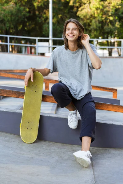 Bilden Stilig Ung Skejtare Kille Sitta Parken Med Skateboard — Stockfoto