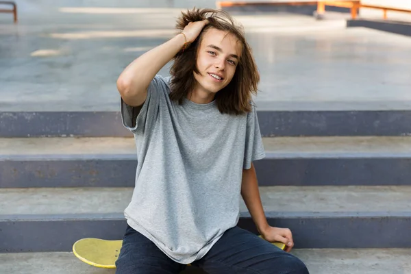 Aantrekkelijke Jonge Teenge Jongen Tijd Doorbrengen Skatepark Zittend Een Skateboard — Stockfoto