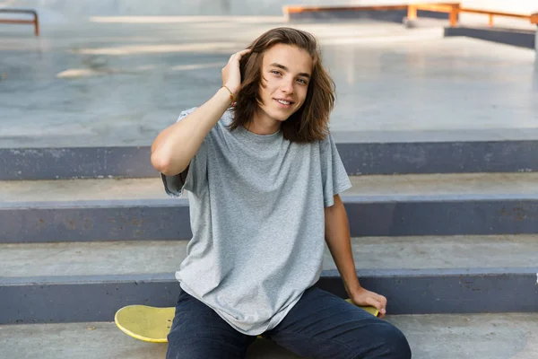 Schattige Jonge Teenge Jongen Tijd Doorbrengen Skatepark Zittend Een Skateboard — Stockfoto