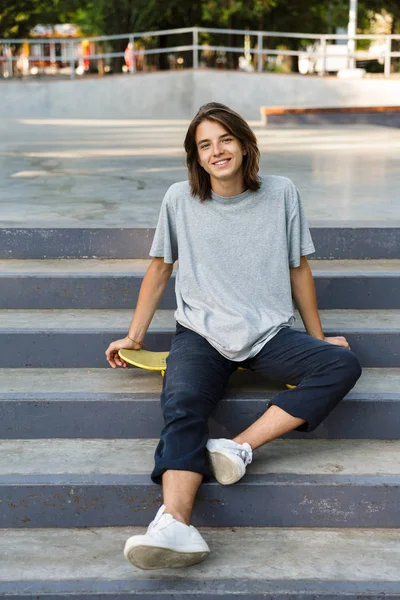 Sonriente Joven Teenge Boy Pasar Tiempo Parque Skate Sentado Monopatín — Foto de Stock