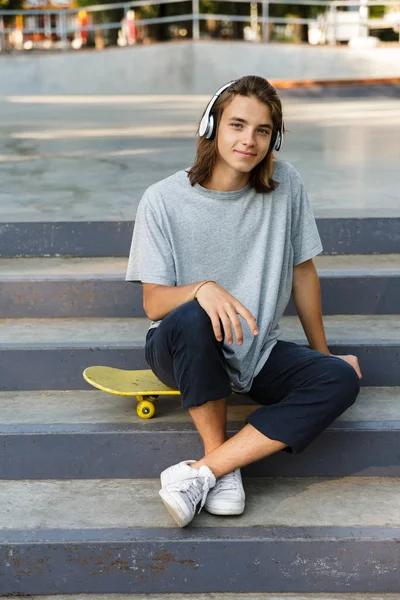 Gelukkig Jonge Tiener Tijd Doorbrengen Skatepark Luisteren Naar Muziek Met — Stockfoto