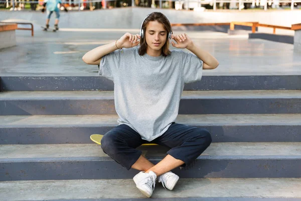 Lindo Joven Adolescente Pasar Tiempo Parque Skate Escuchando Música Con — Foto de Stock