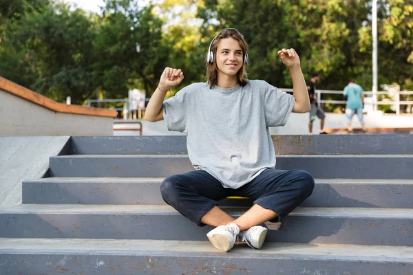Joven Adolescente Feliz Pasando Tiempo Parque Skate Escuchando Música Con — Foto de Stock