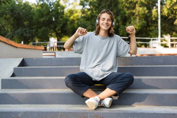 Glimlachend Jonge Tiener Tijd Doorbrengen Skatepark Luisteren Naar Muziek Met — Stockfoto