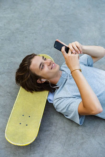 Gelukkig Jonge Kerel Tijd Doorbrengen Skatepark Luisteren Naar Muziek Met — Stockfoto