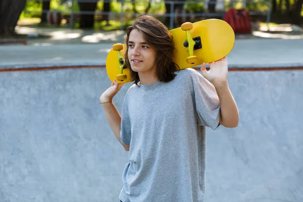Leende Unga Teenge Pojke Spendera Tid Skatepark Hålla Skateboard Tittar — Stockfoto