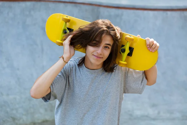 Gelukkig Jonge Teenge Jongen Tijd Doorbrengen Skatepark Houden Een Skateboard — Stockfoto