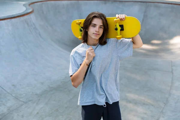 Glimlachend Jonge Teenge Jongen Tijd Doorbrengen Skatepark Houden Een Skateboard — Stockfoto