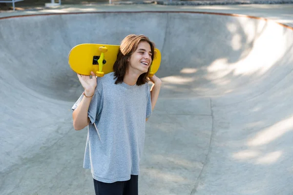 Joven Niño Alegre Teenge Pasar Tiempo Parque Skate Sosteniendo Monopatín — Foto de Stock