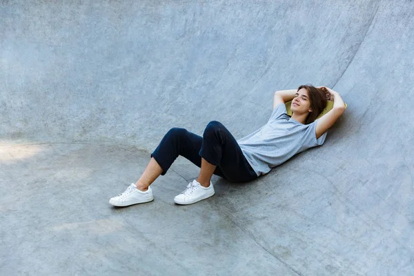 Niedliche Junge Teenager Verbringen Zeit Skatepark Auf Einem Skateboard Einer — Stockfoto