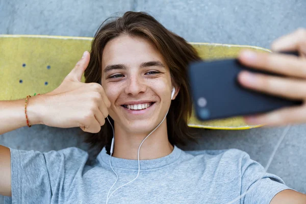 Pohled Shora Usměvavý Mladý Teenge Chlapce Tráví Čas Skate Park — Stock fotografie