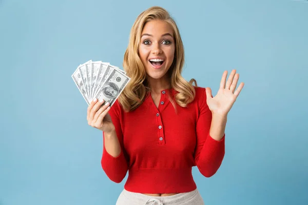 Portret Van Rijke Blonde Vrouw 20S Dragen Rode Shirt Fan — Stockfoto