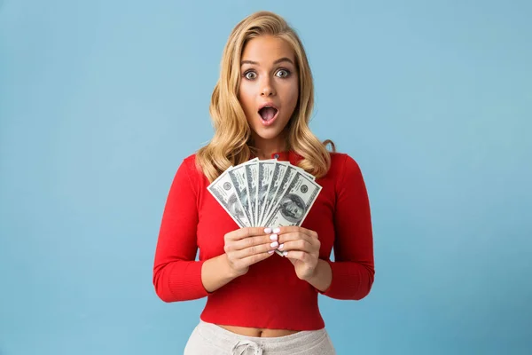 Portret Van Optimistisch Blonde Vrouw 20S Dragen Rode Shirt Fan — Stockfoto