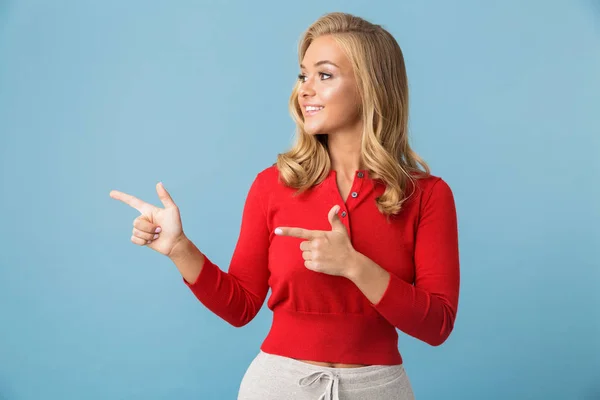 Ritratto Affascinante Donna Bionda Anni Che Indossa Una Camicia Rossa — Foto Stock