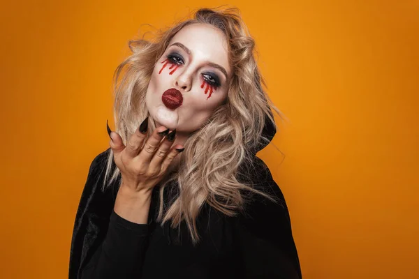 Mujer Aterradora Vistiendo Traje Negro Maquillaje Halloween Mirando Cámara Aislada — Foto de Stock