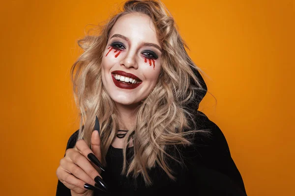 Mujer Bruja Sonriente Con Traje Negro Maquillaje Halloween Mirando Cámara — Foto de Stock