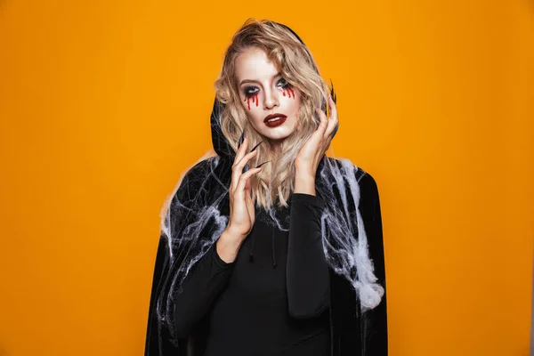 Mulher Assistente Assustador Vestindo Traje Preto Maquiagem Halloween Olhando Para — Fotografia de Stock