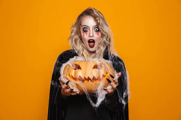 Trollkarl Kvinna Klädd Svart Dräkt Och Halloween Smink Holding Snidade — Stockfoto