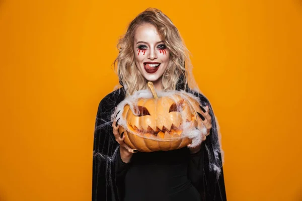 Farlig Kvinna Klädd Svart Dräkt Och Halloween Smink Holding Snidade — Stockfoto