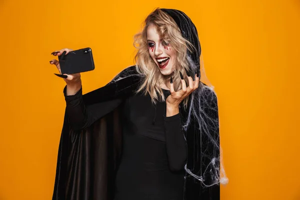 Bruxa Bonita Senhora Loira Com Maquiagem Assustadora Fazendo Selfie Smartphone — Fotografia de Stock