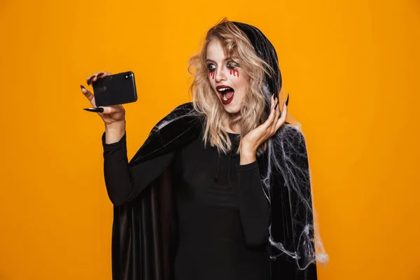 Hermosa Mujer Con Traje Negro Maquillaje Halloween Tomando Foto Selfie —  Fotos de Stock