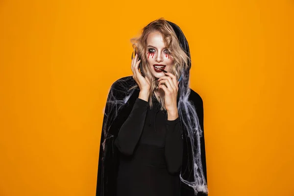 Europeiska Kvinna Klädd Svart Dräkt Och Halloween Smink Talar Smartphone — Stockfoto