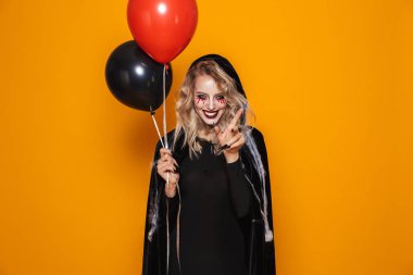 Kırmızı ve siyah hava balonları izole kamera seyir siyah giysili zor korkunç cadı