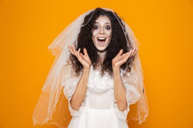 Mutlu neşeli ölü gelin beyaz gelinlik ve kamera seyir ve turuncu üzerinde izole gülümseyen peçe