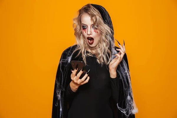 Vacker Kvinna Klädd Svart Dräkt Och Halloween Makeup Håller Smartphone — Stockfoto