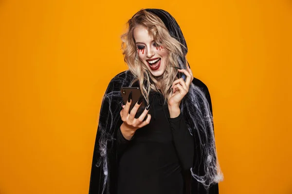 Mulher Assistente Assustador Vestindo Traje Preto Maquiagem Halloween Segurando Smartphone — Fotografia de Stock
