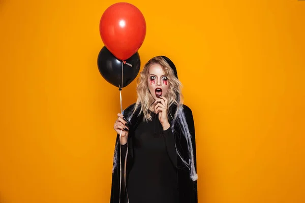 Chockad Blond Kvinna Häxa Med Öppnade Munnen Håller Air Ballonger — Stockfoto
