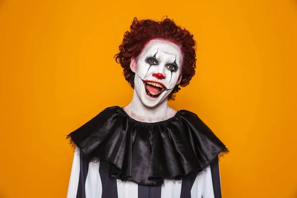 Clown Uomo Sorridente Con Spaventoso Make Cercando Fotocamera Sorridente Isolato — Foto Stock
