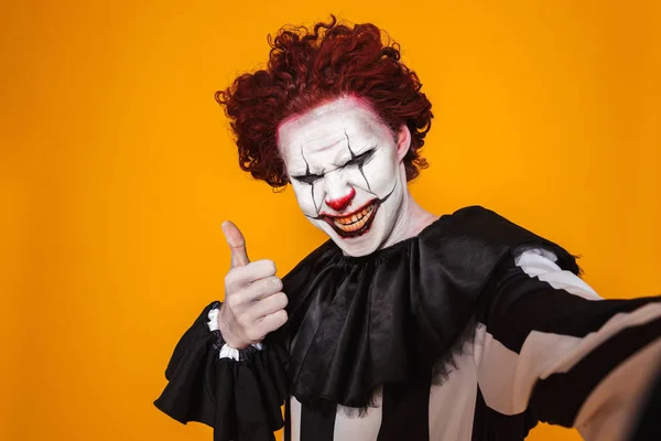 Сердитий Страшний Усміхнений Чоловік Клоун Робить Селфі Камеру Показує Великий — стокове фото