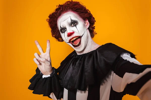 Sourire Effrayant Homme Clown Regarder Caméra Geste Tout Faisant Selfie — Photo