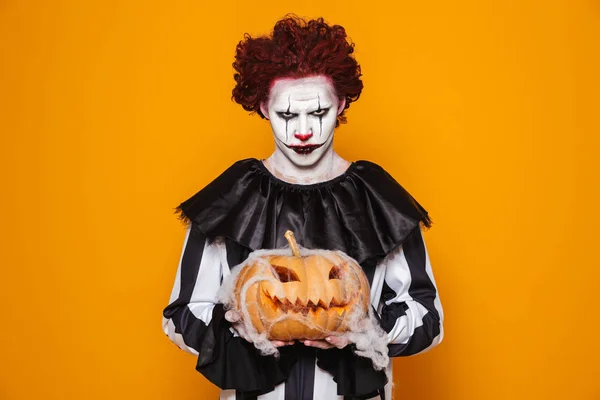 Hombre Enojado Vestido Con Disfraz Halloween Payaso Asustadizo Sosteniendo Calabaza —  Fotos de Stock