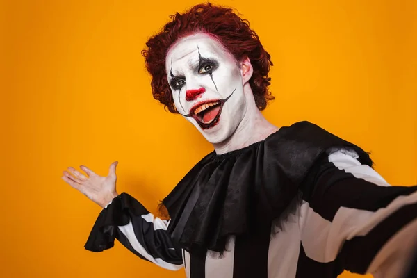 Hombre Enojado Vestido Con Disfraz Payaso Halloween Aislado Sobre Fondo — Foto de Stock