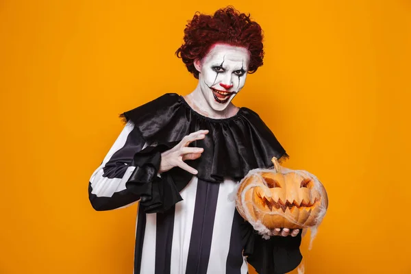 Usmívající Muž Oblečený Hrůzostrašný Klaun Halloween Kostýmu Drží Zakřivené Dýně — Stock fotografie